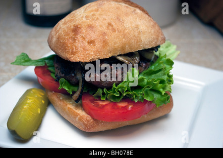 Una ciabatta grigliate burger Foto Stock