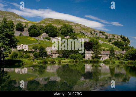 Kilnsey Crag, Wharfedale, Yorkshire Dales, England, Regno Unito Foto Stock