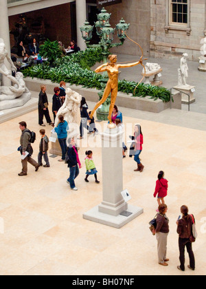 I visitatori a Charles Engelhard corte dell'ala americana a New York al Metropolitan Museum of Art. Foto Stock