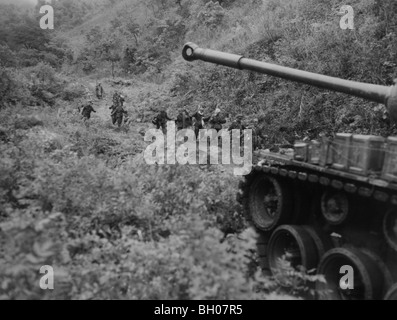 Un gruppo di soldati cinesi a piedi in un accampamento dell ONU per arrendersi dopo un aspra battaglia che le forze dell ONU ha vinto in Corea. Foto Stock