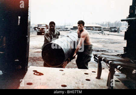 Prima i soldati di cavalleria si prepara a UH-1B elicottero per una missione di defogliazione vicino al 'Brown Settore' di Phuoc Vinh composto Foto Stock