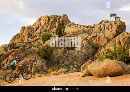 Mountain bike sui Hartman rocce Recreation Area sentieri, Gunnison, Colorado. (Modello rilasciato) Foto Stock