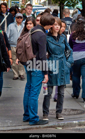 Multi-etnico Hunter College studenti, due dei quali sembrano essere in amore, la folla di New York Lexington Avenue. Foto Stock