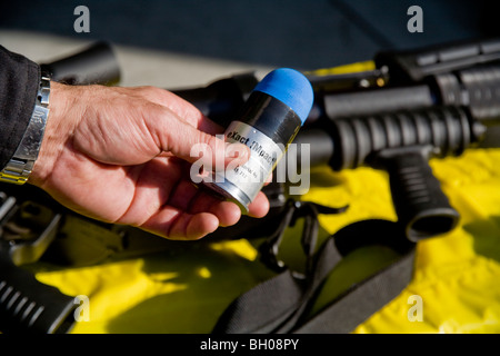 40mm non letale 'spugna round' munizioni è visualizzato accanto al antisommossa armi alla California il dipartimento di polizia. Fatta di f Foto Stock