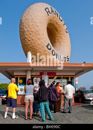 Fame domenica mattina ai clienti la linea fino a Rand è a Los Angeles, un esempio di 'programmtic' architettura. Foto Stock