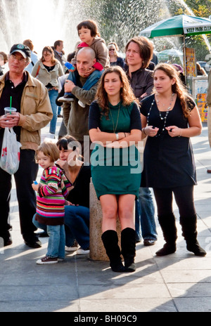 Persone di diverse età godetevi un concerto all'aperto a Washington Square Park di New York City, su una soleggiata domenica pomeriggio. Foto Stock