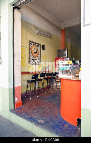 Semplice allegro colorato piccolo torta sandwich shop con un bancone aperto sulla strada nella città di Oaxaca Oaxaca membro Messico Foto Stock