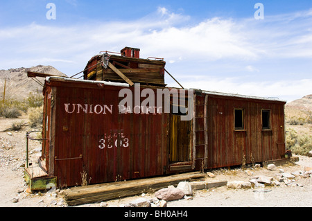 Un vecchio treno caboose nella città fantasma di riolite, Nevada, vicino a valle della morte. Foto Stock