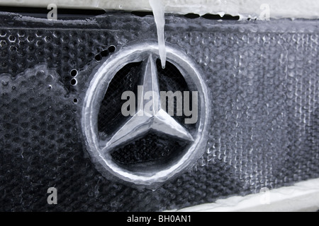 La parte anteriore della Mercedes Benz camion coperto con uno strato di ghiaccio Foto Stock