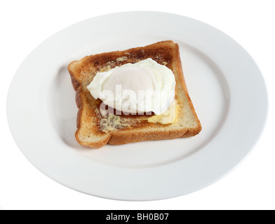 Uovo in camicia su toast su una piastra su uno sfondo bianco. Foto Stock