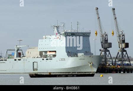 Largs Bay una nave RFA ormeggiato a Marchwood su acqua di Southampton Inghilterra meridionale prima di uscire per Haiti Foto Stock