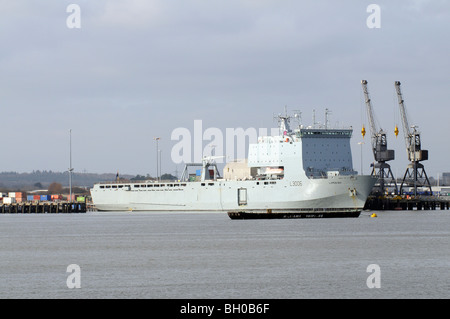 Largs Bay una nave RFA ormeggiato a Marchwood su acqua di Southampton Inghilterra meridionale prima di uscire per Haiti Foto Stock