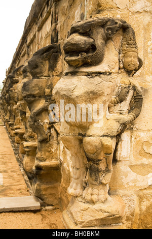 Figure in pietra sono scolpiti attorno ad una parete del tempio Kailasanath in Kanchipuram, India. Foto Stock