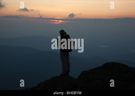 Un escursionista gode il tramonto dal monte di argilla. Si trova nelle White Mountains, New Hampshire USA Foto Stock