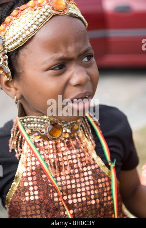 Bambino in costume di carnevale. Ritratto di bambina piangere. Carnevale di Notting Hill, Notting Hill. Londra. In Inghilterra. Regno Unito. Foto Stock