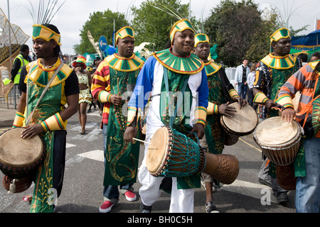 Giovani uomini in costume di carnevale. Banda di percussionisti. Carnevale di Notting Hill, Notting Hill. Londra. In Inghilterra. Regno Unito. Foto Stock