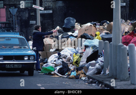 Inverno di malcontento. I rifiuti si sono accumulati nelle strade della parte est di Londra, mentre i raccoglitori di rifiuti erano in sciopero insieme ai dipendenti del settore pubblico. 1979 Foto Stock