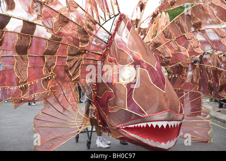 Carnival galleggiante. Pesce leone modello costume. Carnevale di Notting Hill, Notting Hill. Londra. In Inghilterra. Regno Unito. Foto Stock