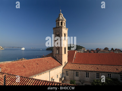 Angolo di alta vista sul cotto rosso sui tetti della città di Dubrovnik Croazia dalla parete della città Torre del monastero domenicano Foto Stock