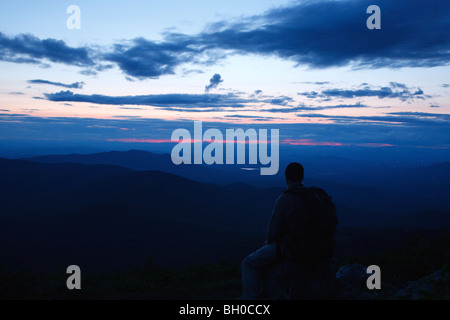 Un escursionista gode il tramonto dal Jewell Trail. Si trova nelle White Mountains, New Hampshire USA Foto Stock