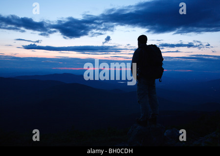 Un escursionista gode il tramonto dal Jewell Trail. Si trova nelle White Mountains, New Hampshire USA Foto Stock