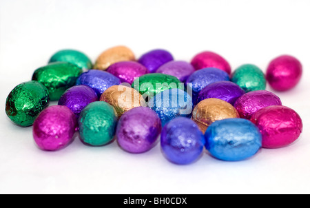 Una selezione di coloratissimi mini uova di pasqua di cioccolato su uno sfondo bianco Foto Stock