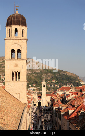 La torre della chiesa francescana di Placa Stradun Dubrovnik Dalmazia Croazia Foto Stock