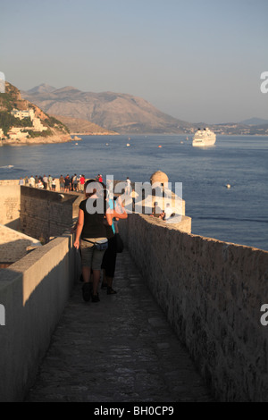 Giovani turisti camminare intorno alla parete della città del paese vecchio di Dubrovnik Croazia Foto Stock