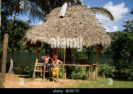 Donna matura con bambini (due ragazzi). Embera villaggio indiano. Chagres National Park. Panama. America centrale Foto Stock