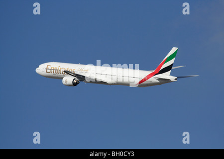 Emirates Boeing 777-300 long-haul jet del passeggero aereo in volo contro un cielo blu Foto Stock