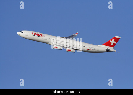 Viaggi aerei. Swiss International Air Lines Airbus A340-300 aereo aereo aereo aereo che vola in aria contro un cielo azzurro Foto Stock