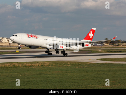 Linee aeree internazionali svizzere Airbus A340-300 aereo a lunga percorrenza in partenza dalla pista Foto Stock