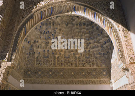 L' Alhambra Palace, Granada, Andalusia. Dettaglio di alcova ornamentali in Hall di Abencerrajes. Foto Stock