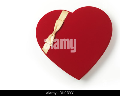 Cuore rosso a forma di scatola regalo isolato su sfondo bianco Foto Stock