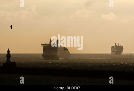 Un canale trasversale traghetto e una nave da crociera si avvicina a Dover di mattina presto. Foto Stock