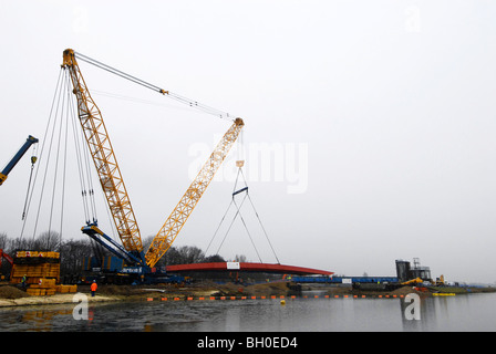 Nuovo 280 tonnellata bridge allungate in posizione in corrispondenza di Eton Dorney Lake Centro di Canottaggio pronti per il 2012 Giochi olimpici e paraolimpici Foto Stock