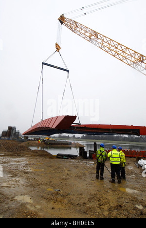 Di Eton Dorney Lake Centro di Canottaggio ponte nuovo di essere abbassata in posizione sul allargata del canale di ritorno. Foto Stock