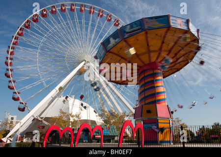 Il Navy Pier Ferris Wheel e Wave Swinger Foto Stock