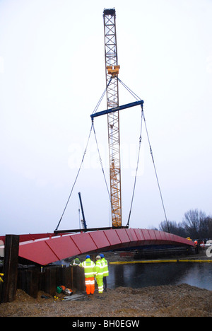 Nuovo 280 tonnellata bridge allungate in posizione in corrispondenza di Eton Dorney Lake Centro di Canottaggio pronti per il 2012 Giochi olimpici e paraolimpici Foto Stock