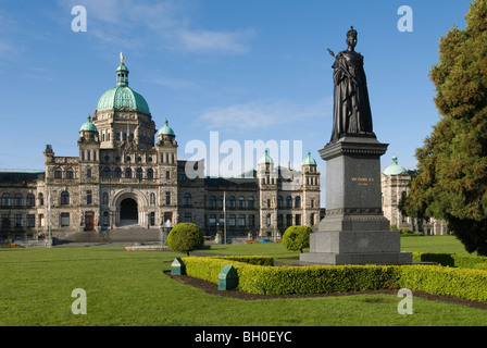 Statua della regina Victoria di fronte il palazzo del parlamento, Victoria, British Columbia, Canada Foto Stock