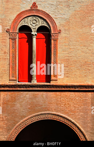 Bologna, cortile interno museo di arte medievale Foto Stock