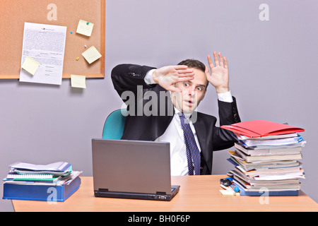 Frightened imprenditore nel suo ufficio Foto Stock