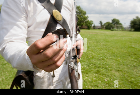 La guerra del 1812 reenactor: soldato americano tenendo la selce utilizzati in moschetto. Foto Stock