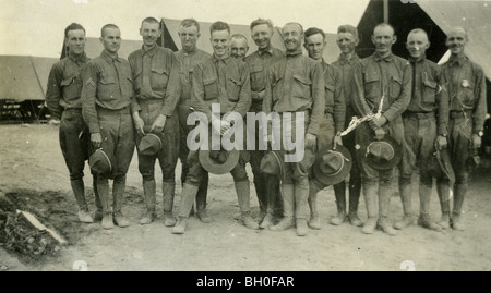 Soldati con tanto di cappello rilassato per foto di gruppo. Stati Uniti Cavalleggeri lungo il confine messicano Foto Stock