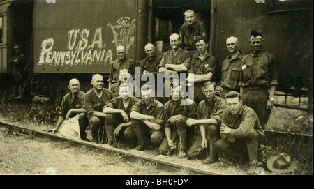 Un gruppo di soldati in stand by un treno contrassegnato U.S.A. In Pennsylvania. Stati Uniti Cavalleggeri lungo il confine messicano Foto Stock