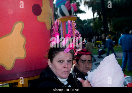 Nizza, Francia, eventi pubblici, sfilata di carnevale, giovane celebrando in costumi divertenti Foto Stock