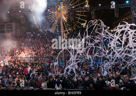 Nice, France, Public Events, Carnival Parade, Crowd Celebrating at Night, On Street, Party People of different Cultures Foto Stock