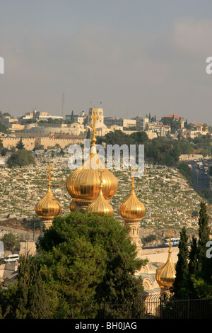 Israele, Gerusalemme, le cupole dorate della chiesa russo-ortodossa di Maria Maddalena Foto Stock