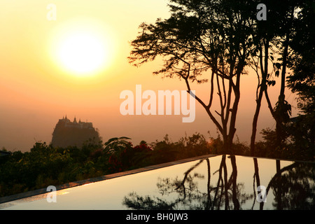 La vista dalla piscina del Popa Mountain Resort a Popa Taung Kalat, un monastero sul vulcano Monte Popa, MYANMAR Birmania, Asia Foto Stock