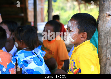 Gli zingari del mare, Moken bambini, arcipelago Mergui, sul Mare delle Andamane, MYANMAR Birmania, Asia Foto Stock